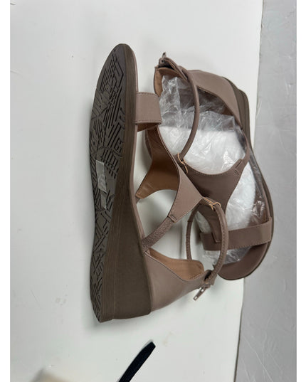 Journey Collection Women's Trayle Wedge Sandal Size 7.5M Taupe New